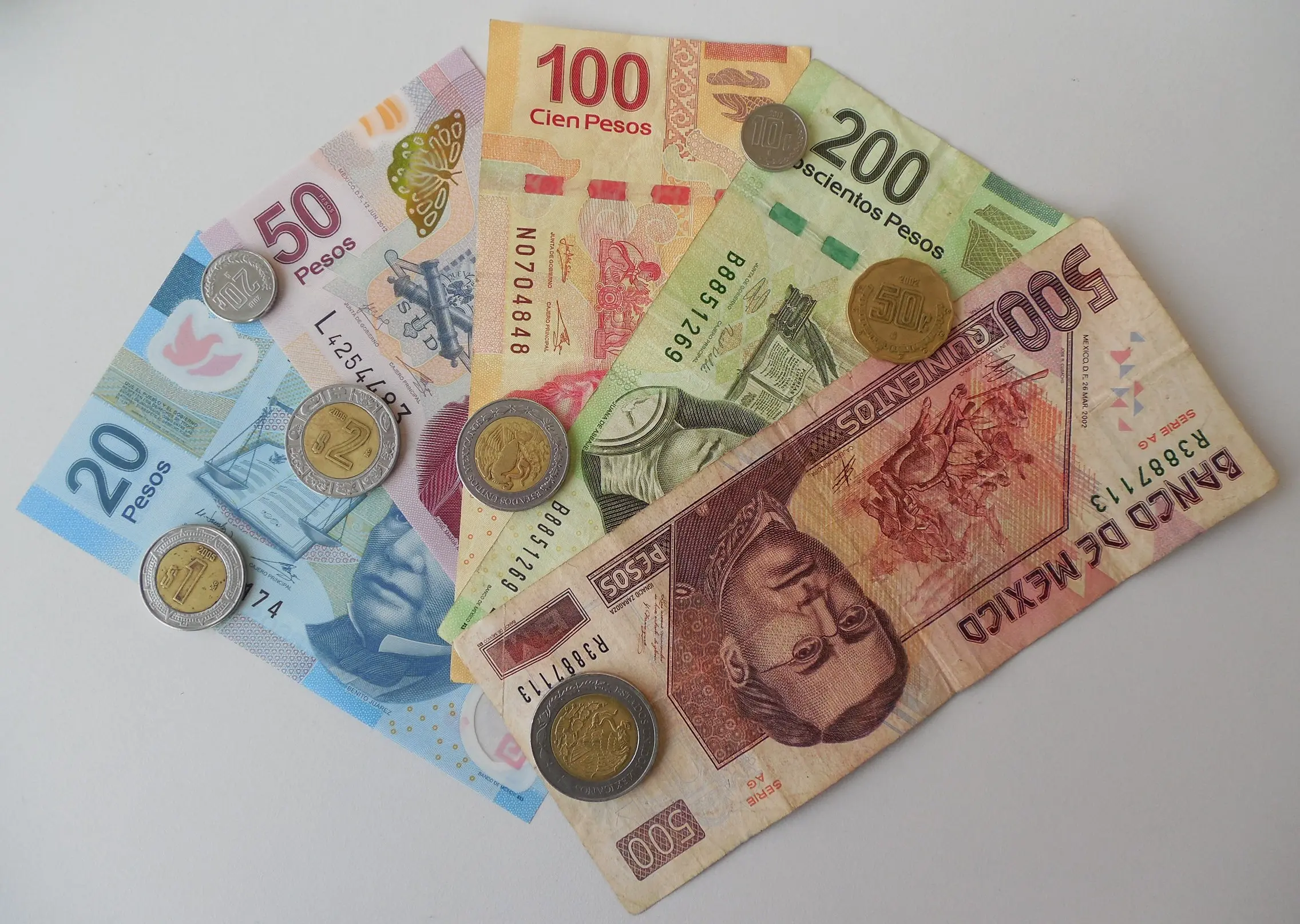 El desempeño del peso mexicano se mantiene bajo presión frente a la divisa estadounidense. Especial.