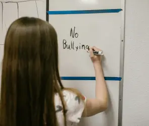 Joven que sufría bullying intoxica con cloro a su acosador; lo llevó en una botella porque se tomaban su agua