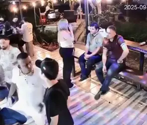 Hombre saca un arma en bar y amenaza a joven que invitó a bailar a su novia | VIDEO