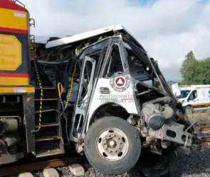 Fotos de la tragedia: así quedó el camión de pasajeros que fue embestido por tren en Guanajuato
