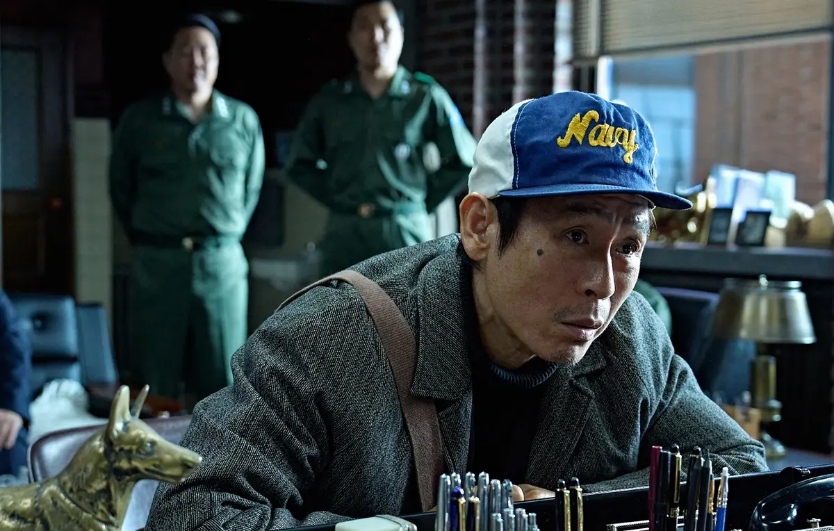 Buenas noticias (17 de octubre). Tras el secuestro de un avión, quienes permanecen en tierra se empeñan en salvar a quienes están en el aire. En medio de una lucha de ingenio, se desarrolla una operación secreta.