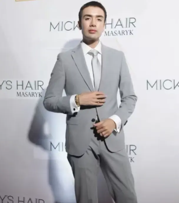 En varias publicaciones se le veía luciendo accesorios de marcas de lujo como Cartier o Louis Vuitton, así como regalando detalles costosos a su equipo de trabajo, lo que consolidaba su imagen aspiracional. Instagram.