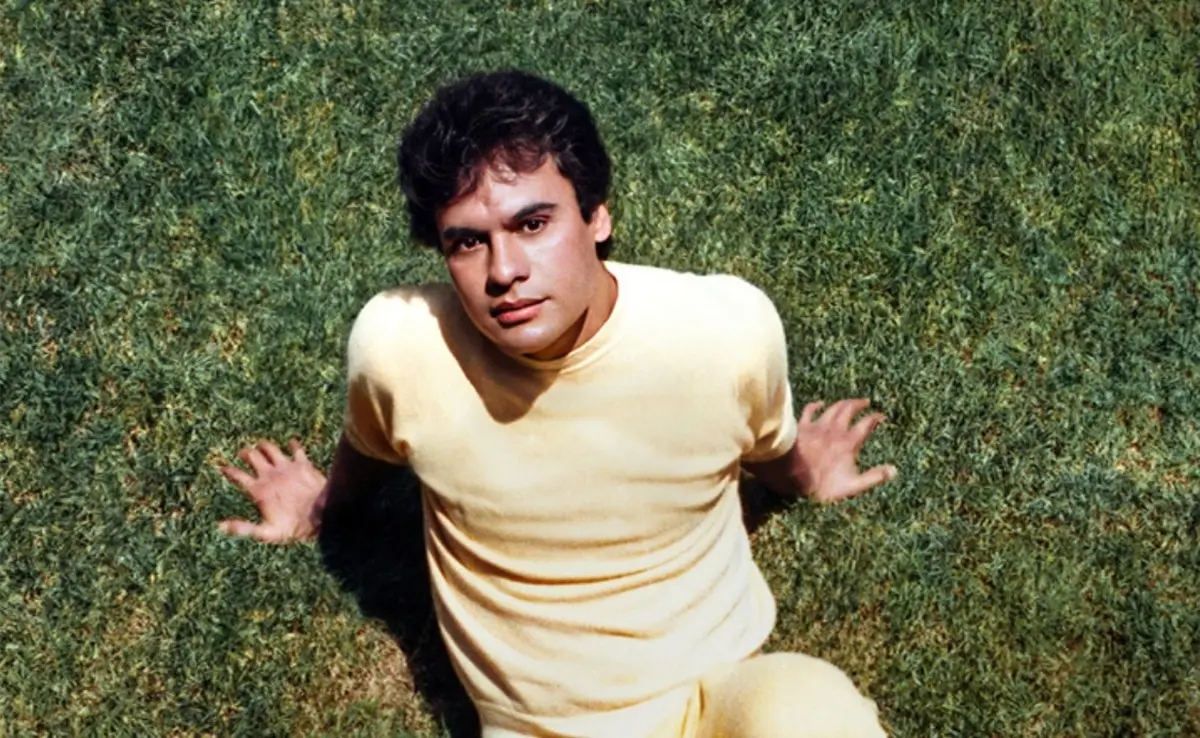 Juan Gabriel: Debo, puedo y quiero (30 de octubre). Videos inéditos muestran la genialidad, los sacrificios y la dualidad entre la vida pública y privada del icónico cantante y compositor Juan Gabriel.