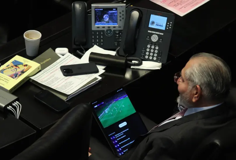 Falta para Adán Augusto, lo cachan viendo la Champions durante la comparecencia de Hacienda en el Senado