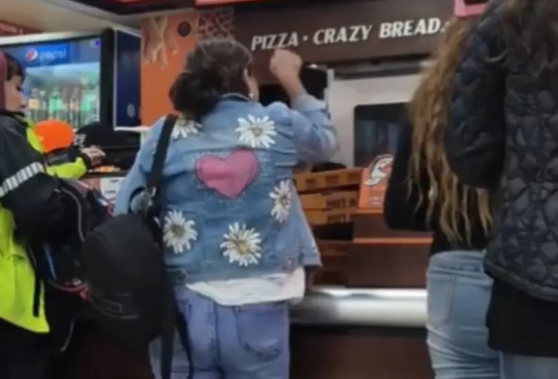 "Servicio de mierd*": clienta explota contra empleada de Little Caesars "Servicio de mierd*": clienta explota contra empleada de Little Caesars