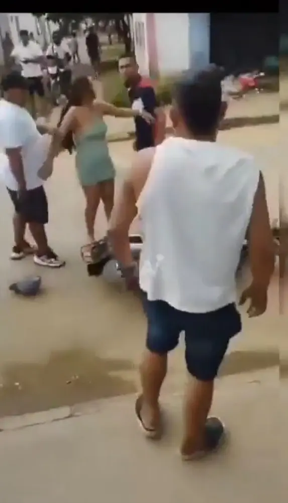 Hombre golpea a su esposa embarazada y testigos lo tunden a golpes Especial