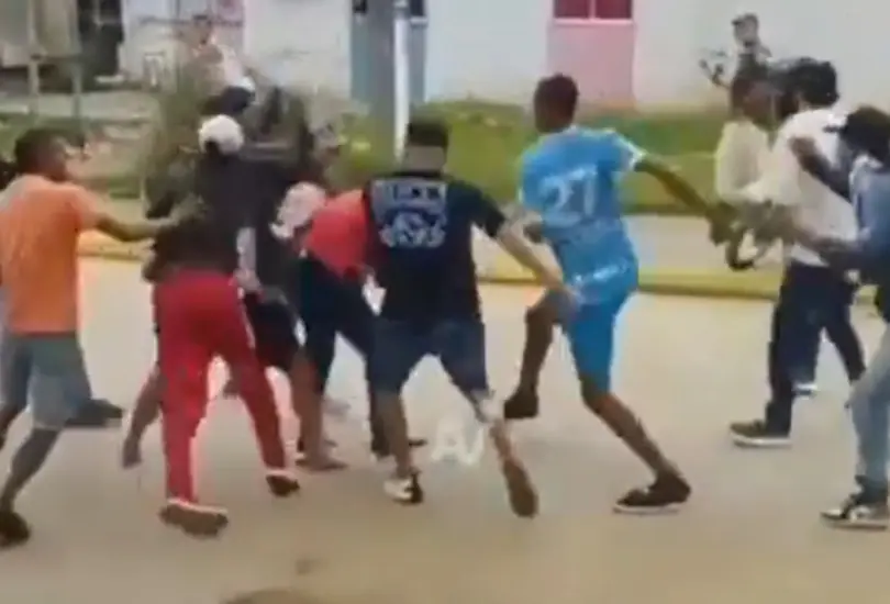 Golpeó a su esposa embarazada y terminó recibiendo brutal paliza de testigos Golpeó a su esposa embarazada y terminó recibiendo brutal paliza de testigos