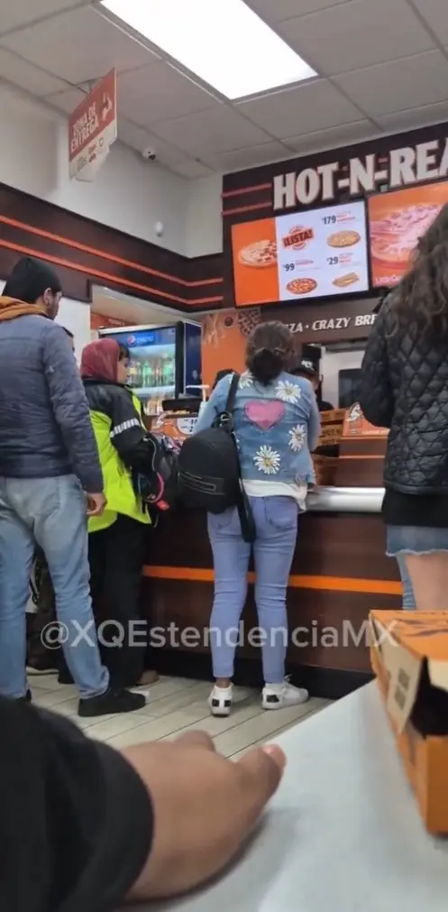 Mujer explota contra empleado de Little Cesars Especial