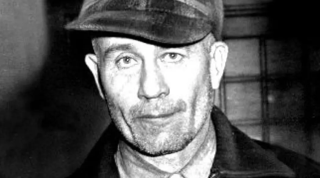 El caso de Ed Gein inspiró a villanos icónicos del cine de terror y consolidó su figura como un fenómeno cultural y criminal. Especial