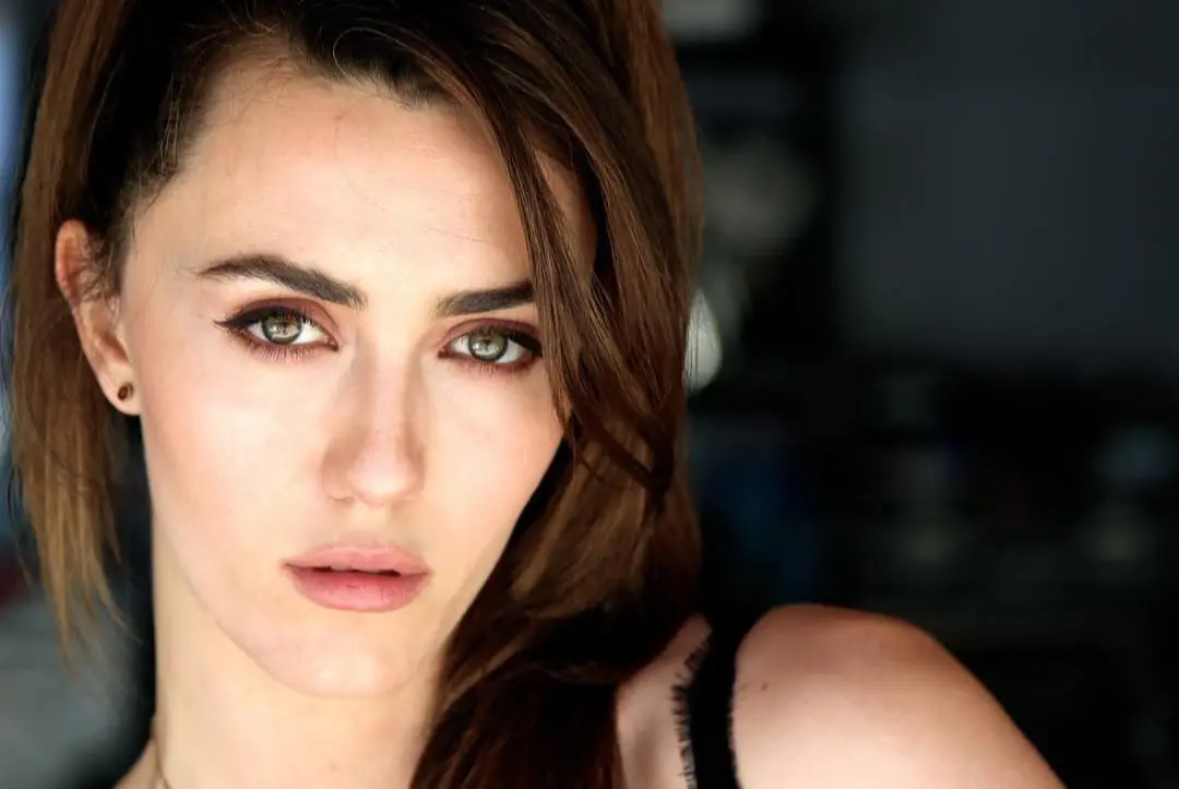 Su carrera artística comenzó a una edad muy temprana, siendo seleccionada para un comercial de televisión de Downy cuando tenía solo dos años.