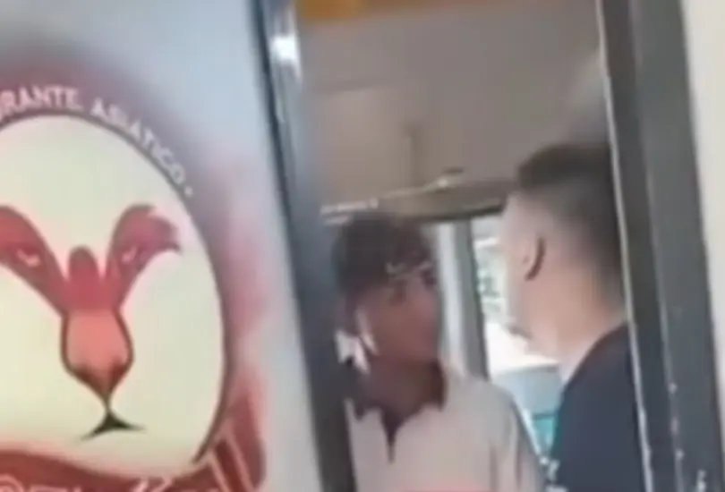 Madre enfrenta a jefes chinos que maltrataban a su hijo.