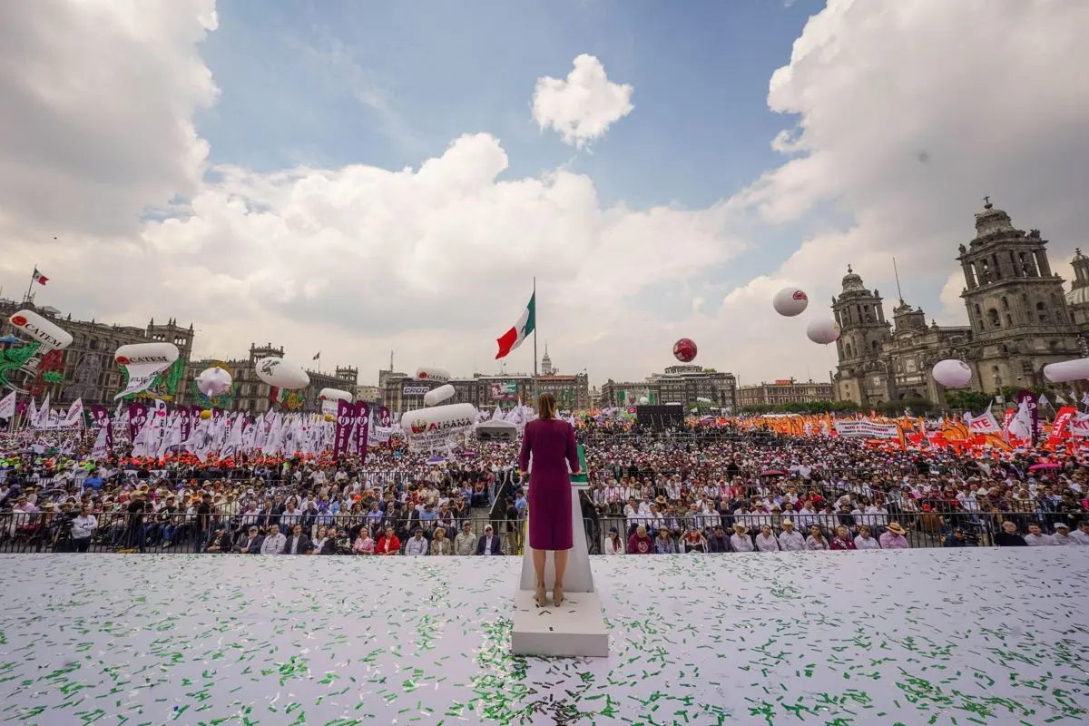 Desde la mañana, contingentes provenientes de todo el país se congregaron en la Plaza de la Constitución, portando mantas y banderas de apoyo a la presidenta. Cuartoscuro.