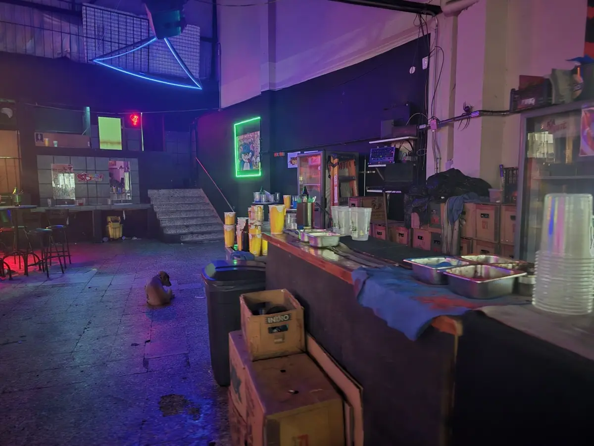 Tres personas fueron detenidas y los locales clausurados en su totalidad, de acuerdo con el reporte oficial de la alcaldía. Alcaldía Cuauhtémoc.