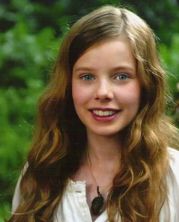 Peter Pan acude todas las noches a escondidas para oír las historias, pero un día Wendy lo descubre y le pide que la lleve al País de Nunca Jamás.