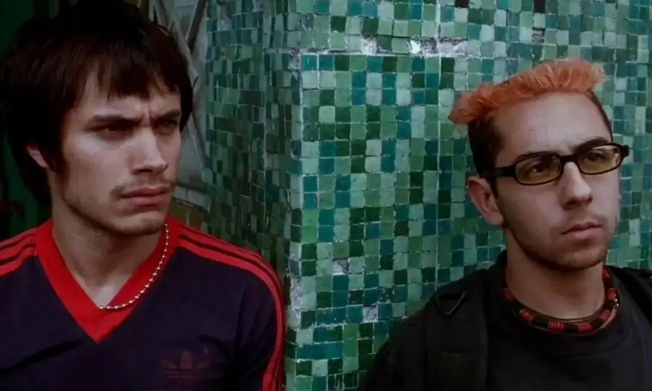 La trama se desarrolla en la Ciudad de México y narra tres historias diferentes de personas que no se conocen y coinciden en un accidente de tránsito. ¿Qué fue del elenco de 'Amores perros' a 25 años del estreno?