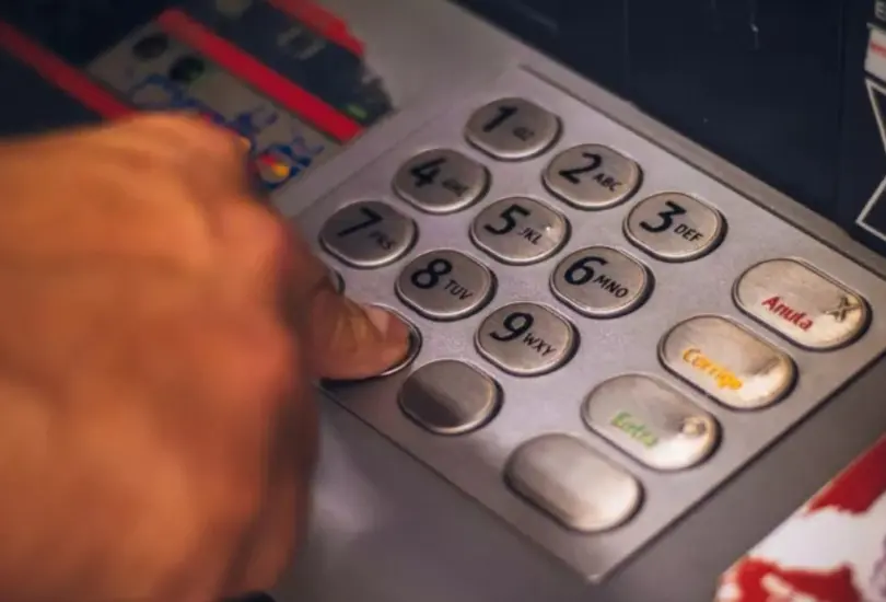 El trabajador logr&oacute; quedarse con el dinero que le depositaron por error.