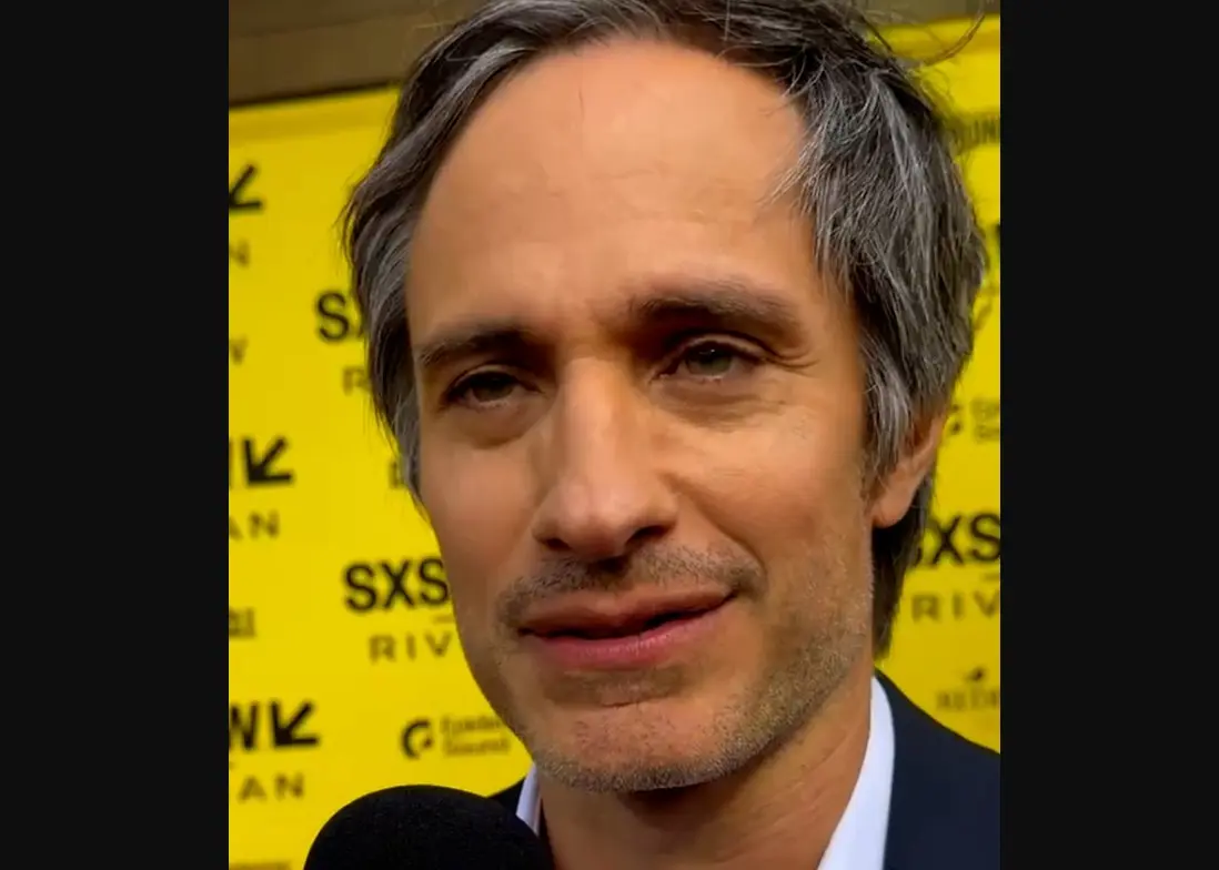 Ahora tiene 46 años, es padre de tres hijos y actualmente está casado con Fernanda Aragonés. Ha protagonizado las series 'Mozart in the Jungle' y 'Aquí en la Tierra'.