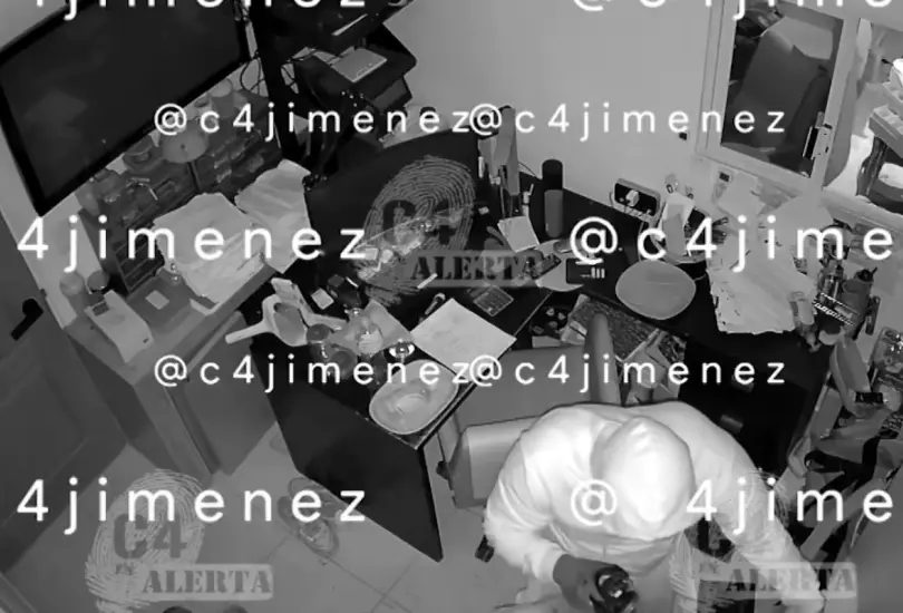 Ladrones se hospeda en hotel, baja del techo y roba joyería