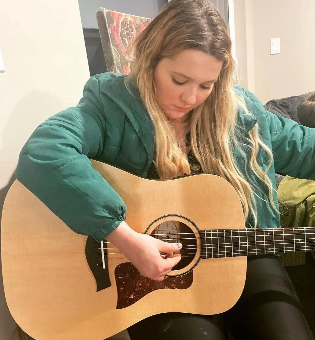 Abigail nació el 14 de abril de 1996 en Nueva York y comenzó su carrera como actriz a los 3 años de edad en comerciales.