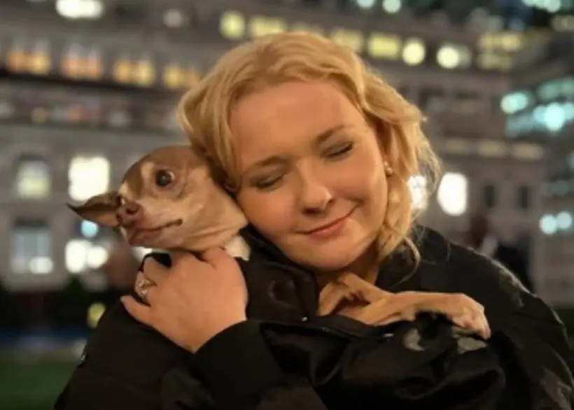 Ha prestado su voz a personajes animados, como en 'Rango' y 'Zambezia', demostrando habilidades en doblaje.