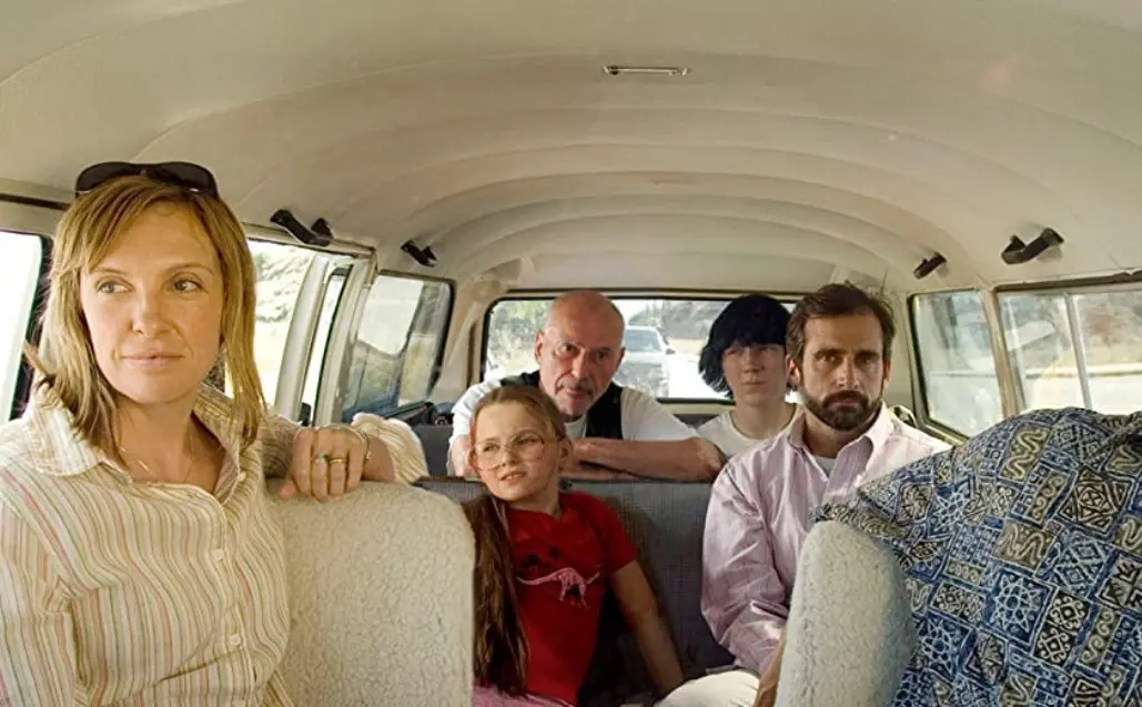 Aunque no luce como una reina de belleza, su familia la apoya e inician un divertido viaje en furgoneta rumbo al certamen.