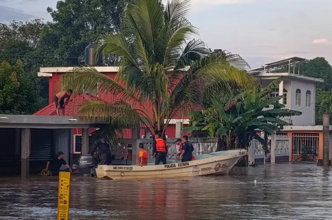 Autoridades asisten a personas atrapadas en las inundaciones de Poza Rica, Veracruz. Especial