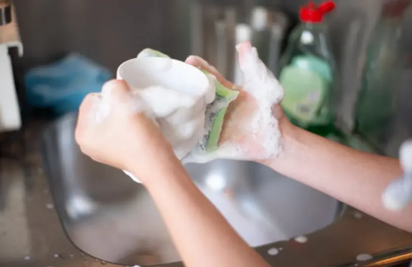 En las pruebas se comprobó que las fibras con esponja generalmente absorben mejor el agua jabonosa, pero no siempre son más duraderas. Pexels.