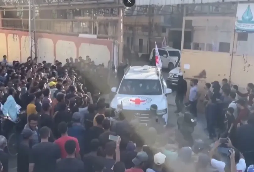 La Cruz Roja Internacional recibió a los liberados para un chequeo médico antes de su entrega formal al Ejército israelí y posterior reencuentro con sus familias. La Cruz Roja Internacional recibió a los liberados para un chequeo médico antes de su entrega formal al Ejército israelí y posterior reencuentro con sus familias.