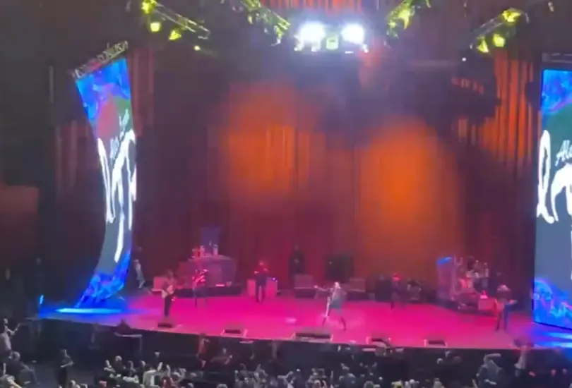 El incidente, que fue captado en video por varios asistentes y difundido en redes sociales, generó un gran susto entre los músicos y el público. El incidente, que fue captado en video por varios asistentes y difundido en redes sociales, generó un gran susto entre los músicos y el público.