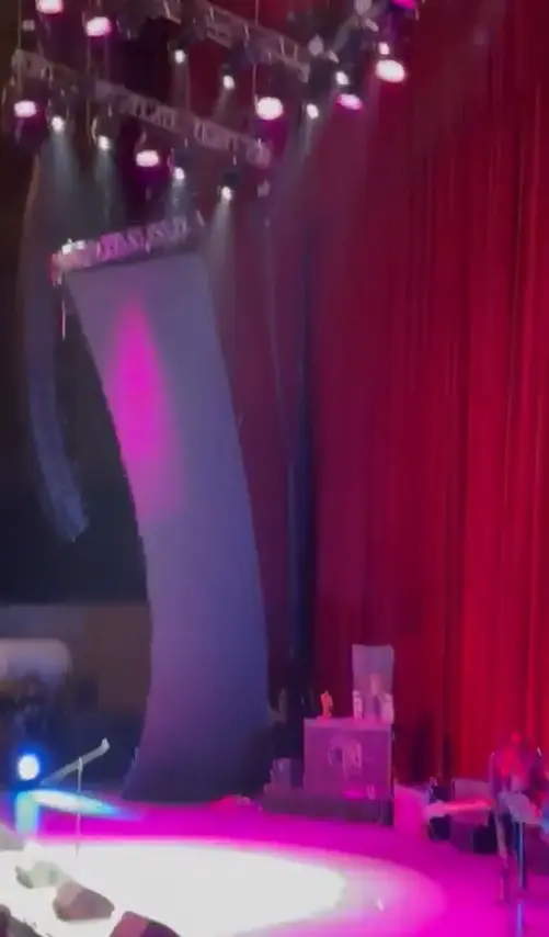 El equipo técnico evacuó a las personas de las primeras filas por precaución, Captura de pantalla.