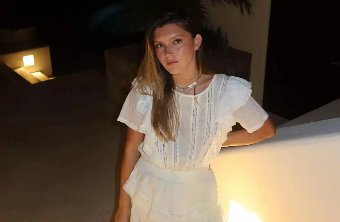 Fue la primera hija de Issabela Camil y la segunda de Sergio Mayer, quien anteriormente había estado casado con Bárbara Mori.