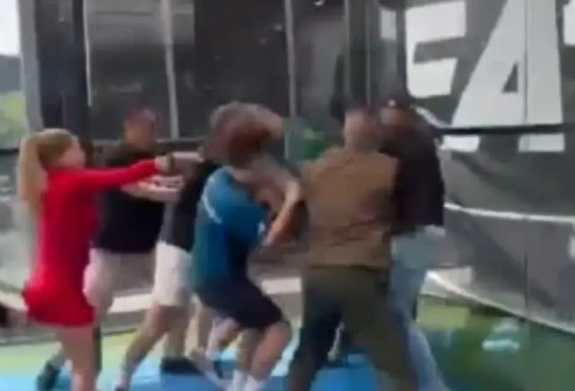 Las imágenes provocaron una ola de indignación y llevaron a que los involucrados fueran bautizados en redes como "Lord Pádel" y sus acompañantes. Las imágenes provocaron una ola de indignación y llevaron a que los involucrados fueran bautizados en redes como "Lord Pádel" y sus acompañantes.