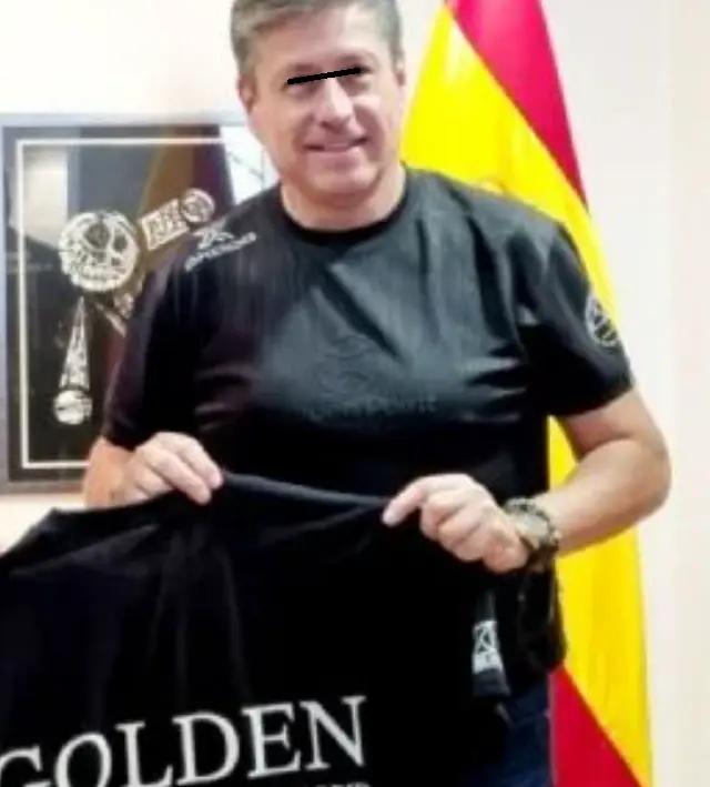 En la grabación, se observa a un grupo de hombres, entre ellos el empresario Alejandro Germán Mondragón, su hijo y varios escoltas, golpeando violentamente al instructor Israel "N" dentro de la cancha. X.