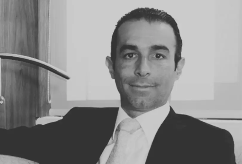 Las primeras im&aacute;genes que circularon en redes sociales mostraban al litigante tendido en el suelo, mientras testigos intentaban auxiliarlo.