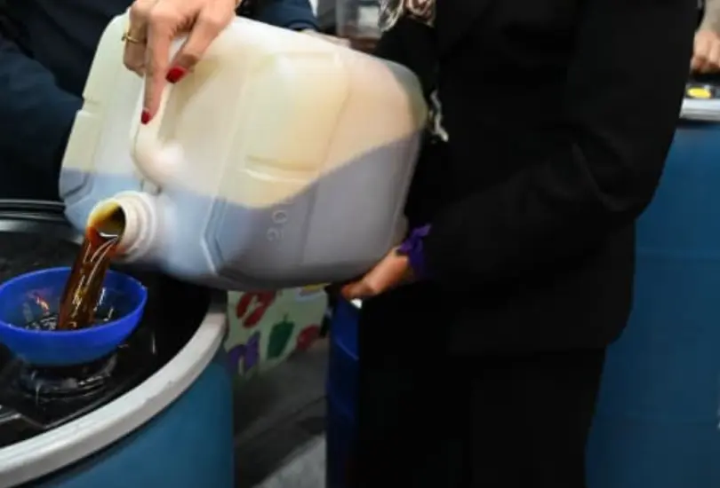 La funcionaria explicó que un solo litro de aceite puede contaminar hasta 40 mil litros de agua y dañar seriamente las tuberías. La funcionaria explicó que un solo litro de aceite puede contaminar hasta 40 mil litros de agua y dañar seriamente las tuberías.