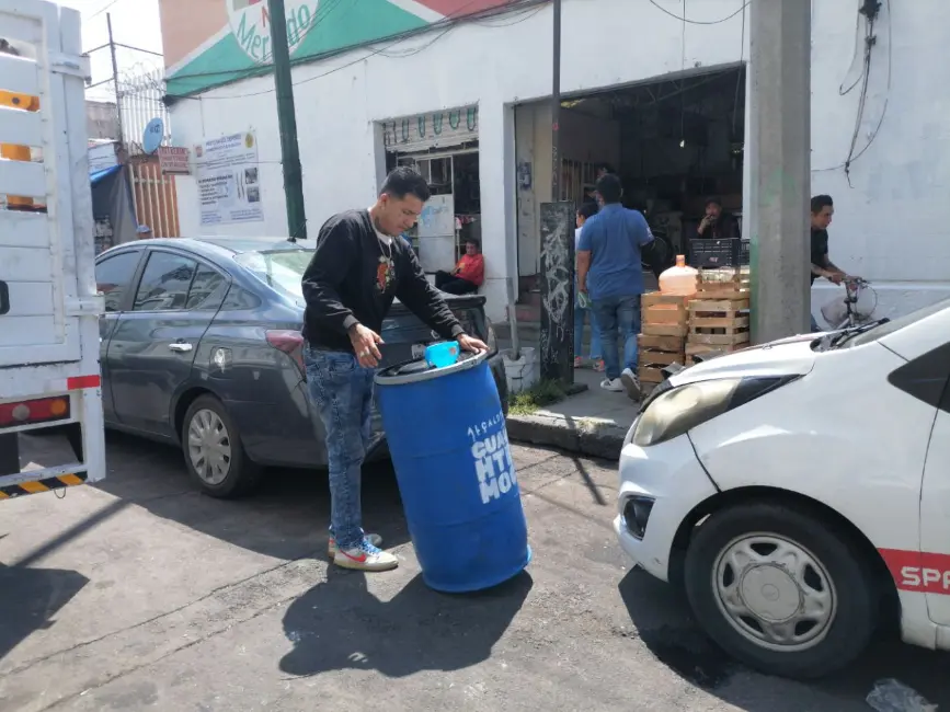 En sólo dos semanas, 80 por ciento de los comercios de alimentos ya adoptaron la práctica de depositar el aceite en los contenedores designados. Alcaldía Cuauhtémoc.