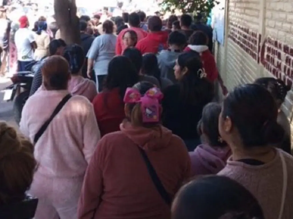 Padres y madres de familia acudieron al plantel. Especial.