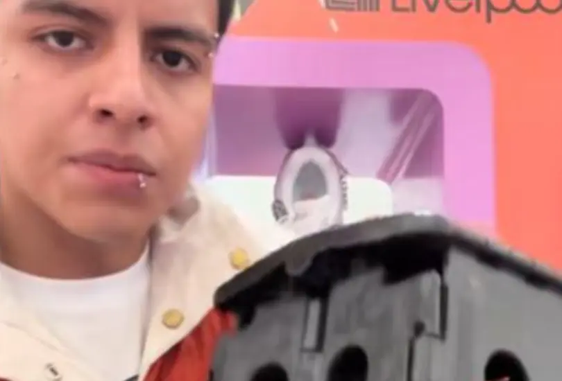 En el video, el joven mostró cómo debe ocultar una silla plegable entre su ropa para poder descansar durante su jornada laboral. En el video, el joven mostró cómo debe ocultar una silla plegable entre su ropa para poder descansar durante su jornada laboral.