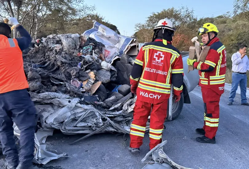 Mariana, Alberto y chofer mueren prensados en accidente en Puebla