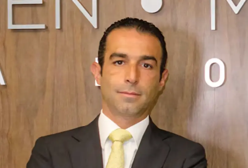 Presuntamente les entreg&oacute; una fotograf&iacute;a del abogado y el arma homicida, adem&aacute;s de instruirlos a cometer el ataque en bicicleta.