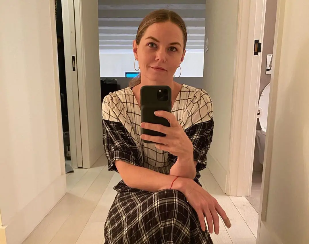 En la vida real, s&iacute; tuvo un romance con Jesse Spencer (Robert Chase) y estuvieron a punto de casarse, pero en 2007 terminaron su compromiso.