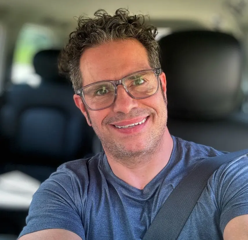 Ahora tiene 56 años, está casado con Mónica Vélez y tienen dos hijos. Sigue involucrado en la música, especialmente en proyectos relacionados con Timbiriche, y ha tenido apariciones esporádicas en televisión.