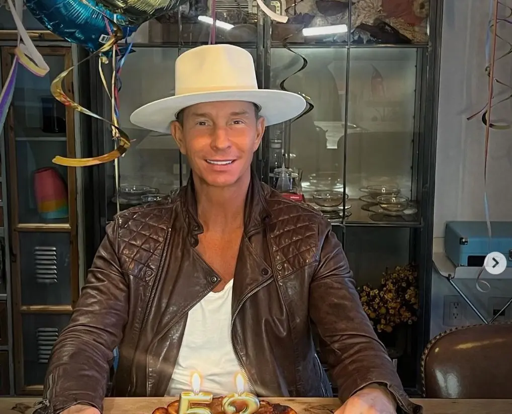 Ahora tiene 54 años, estuvo casado hasta 2022 con Andrea Legarreta y tienen dos hijas. Continúa activo en la música, fue parte de la gira de 'Timbiriche Juntos' y sigue lanzando música como solista.