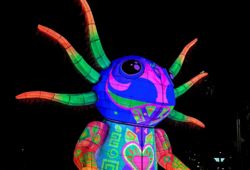 Durante doce noches, el público podrá recorrer libremente la emblemática avenida disfrutando de esculturas monumentales. Durante doce noches, el público podrá recorrer libremente la emblemática avenida disfrutando de esculturas monumentales.