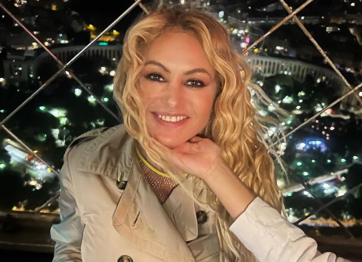 Ahora tiene 54 años y es madre de dos hijos. Fue de las integrantes de Timbiriche que más éxito tuvo como solista y sigue activa en la televisión como jueza en programas de talento.