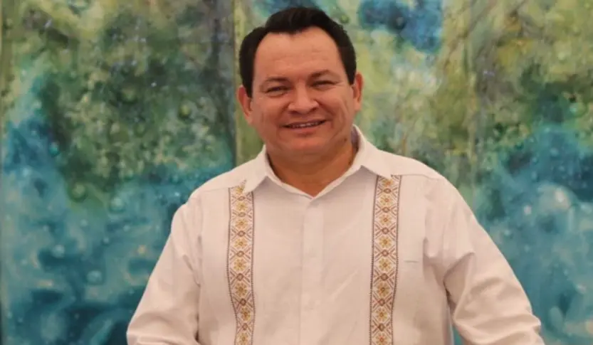 Alburean a Joaquín Díaz Mena, gobernador de Yucatán en plena transmisión en vivo. Especial