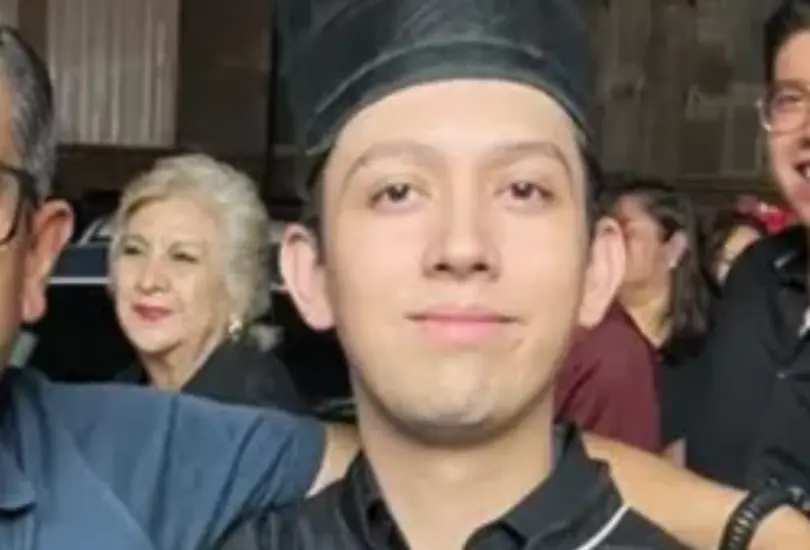 Según relataron sus familiares, todo parecía transcurrir con normalidad hasta que Carlos Emilio se levantó de la mesa para ir al baño. Según relataron sus familiares, todo parecía transcurrir con normalidad hasta que Carlos Emilio se levantó de la mesa para ir al baño.