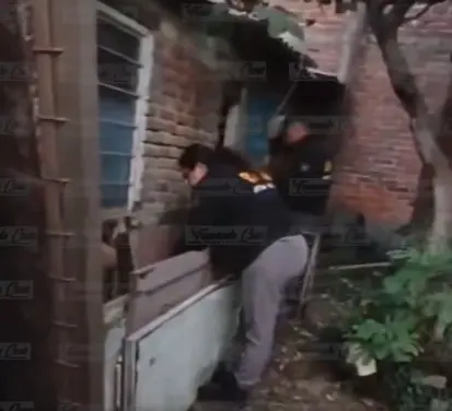 Se observa a peritos, agentes ministeriales y binomios recorriendo patios, pasillos e interiores de los inmuebles relacionados con los sospechosos. Captura de pantalla.