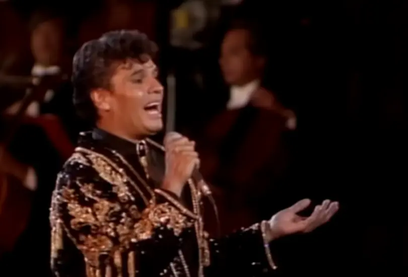 La proyección contará con tomas inéditas extraídas del archivo personal de Juan Gabriel, imágenes nunca antes vistas que muestran momentos íntimos de aquella velada. La proyección contará con tomas inéditas extraídas del archivo personal de Juan Gabriel, imágenes nunca antes vistas que muestran momentos íntimos de aquella velada.