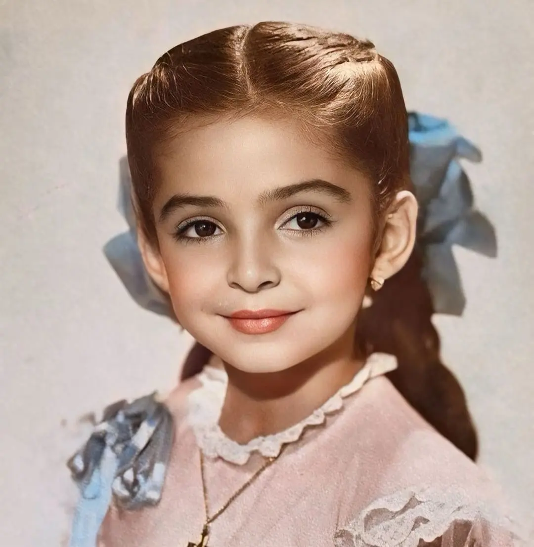 Ana Mart&iacute;n naci&oacute; el 14 de mayo de 1946 en Ciudad de M&eacute;xico, hija del comediante Jes&uacute;s Mart&iacute;nez 'Palillo' y Dinah Sol&oacute;rzano, una nicarag&uuml;ense.<br>